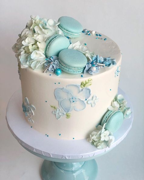 Birthday Cake With Blue Flowers, Birthday Cake With Macarons And Flowers, Macarons On Cake Decoration, Macroon Cake Decor, Blue Cake With Macarons, Blue Macaron Cake, Macarons Cake Decoration, Macaron Cake Ideas, Aesthetic Blue Cake