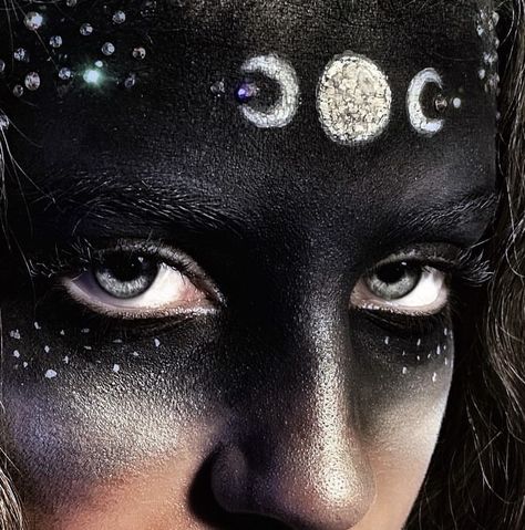 Enchantress Makeup Halloween, Nyx Goddess Cosplay, Winter Witch Makeup, Moon Face Makeup, Silver Witch Makeup, Moon Aesthetic Makeup, Full Moon Costume, Full Moon Makeup, Night Fairy Makeup