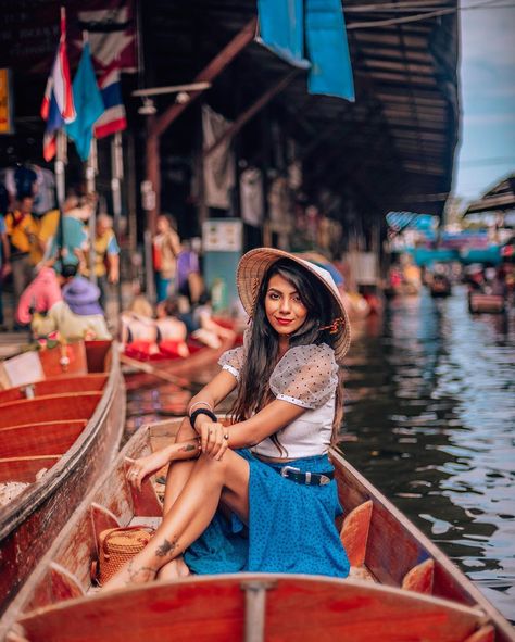 Damnoen Floating Market , Thailand - top things to do in Bangkok , instagrammable places in Bangkok Damnoen Saduak Floating Market, Bangkok Street Photography, Bangkok Photo Ideas, Thailand Poses, Bangkok Photoshoot, Vietnam Pictures, People Queuing, Thailand Floating Market, Floating Market Bangkok