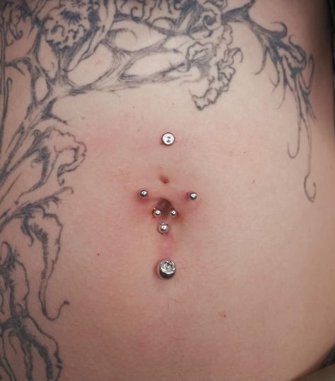 HAVE YOU EVER SEEN ANYTHING LIKE THIS BEFORE? 😱 TRIPLE NAVEL & DERMAL PIERCING BY @piercings_by_isa Soho, Union Square, and Williamsburg 11AM-9PM 7 DAYS A/W🕘 WALK-INZ OR BOOK ONLINE..📕 TATTOOS & PIERCINGS, NO ATTITUDE, NO MISERABLE HOOPS TO JUMP THROUGH....🚫 WALK-INZ WELCOME OR BOOK ONLINE AT ⚔️livebytheswordtattoo.com⚔️ . . . . #piercing #bodypiercing #navelpiercing #dermalpiercing #bodypiercer #williamsburg Men With Belly Button Piercings, Lower Back Dermals, Back Dermal Piercing With Tattoo, Body Mods Piercing, Navel Tattoo, Floating Navel Piercing, Chest Dermal, Back Dermal Piercing, 3 Lobe Piercings