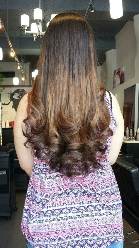 Caramel ombrè/slight balayage on dark brown hair with layers and a V shape. 😊💖 Straight Hair Curly Ends, Slight Balayage, Straight Hair With Curls At The End, Straight Hair With Curls, Dark Brown Hair With Layers, Brown Hair With Layers, Balayage On Dark Brown Hair, Plaited Bun, Hair With Curls