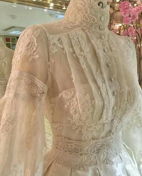 Retro Wedding Gown, Sukienki Maksi, Retro Wedding Dresses, Gaun Koktail, Outing Outfit, Buy Dresses Online, Retro Wedding, Vintage Gowns, Ladies Gown