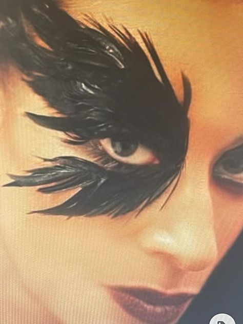 Feather Makeup Eye, Black Bird Makeup, Makeup With Feathers, Feather Makeup Look, Feathers On Face, Bird Inspired Makeup, Bird Makeup Ideas, Raven Makeup Ideas, Feather Eye Makeup