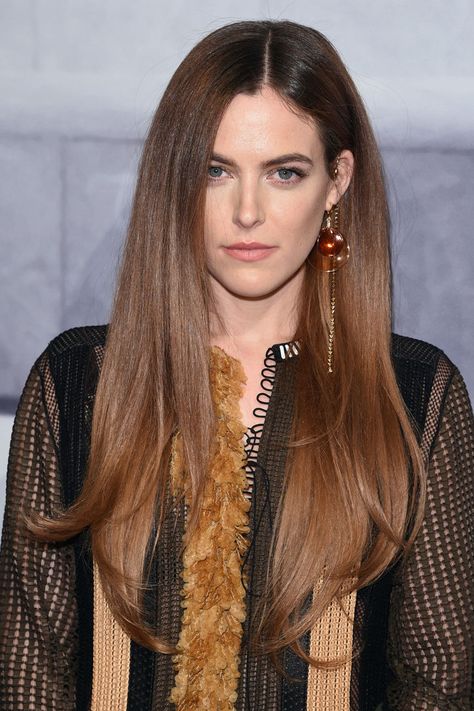 Riley Keough's super-sleek, shiny straight hair Outfits Frühling, Sleek Blowout, Long Sleek Hair, Blowdry Styles, Medium Hair Color, Riley Keough, Blow Dry Hair, Blowout Hair, Demi Moore