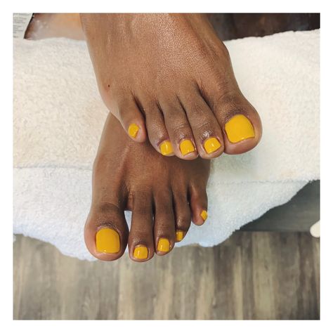 Yellow Pedicure, Sns Manicure, Yellow Toes, Yellow Toe Nails, Fast Makeup, Yellow Nail Art, Polished Nails, Toe Polish, Toe Nail Color