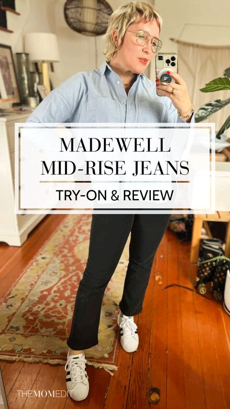 Madewell Kick Out Crop, Kick Out Crop Jeans, Black Kick Crop Jeans Outfit, Kick Out Crop Jeans Outfit, How To Style Mid Rise Jeans, Kick Crop Jeans Outfit, Cropped Jeans With Sneakers, Flare Crop Jeans Outfit, Flare Jeans Street Style