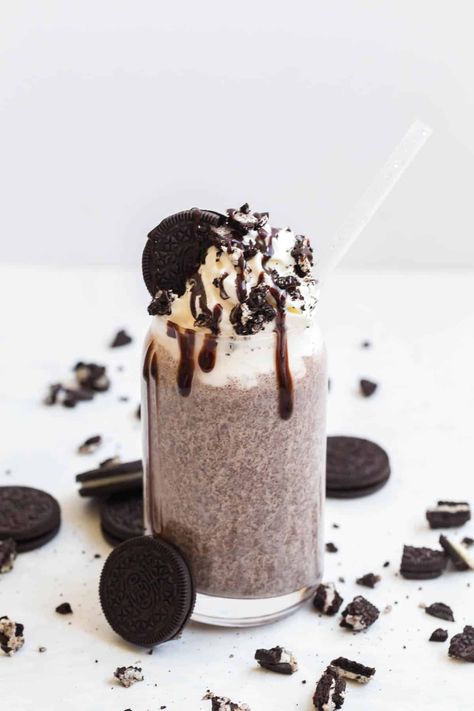 Cookies and Cream Milkshake Recipe 17 Cookies And Cream Shake, Milkshake Ideas, Introvert Aesthetic, Party Food Favorites, Cookies And Ice Cream, Oreo Milkshake Recipe, Cookies And Cream Milkshake, Cookie Milkshake, Irish Coffee Recipe