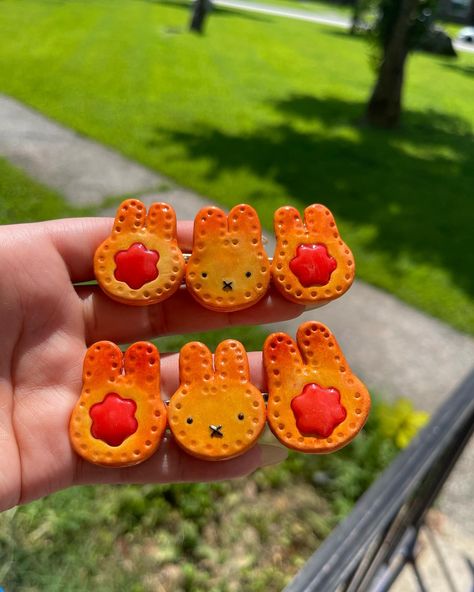 Cookie-like Miffy Hairclip #miffy #hairclip #polymerclay #clayartist Clay Hair Clips, Diy Hair Clip, Homemade Clay, Hair Clips Diy, Handmade Hair Clip, Hobbies To Try, Cute Cookies, Aesthetic Collage, Clay Charms