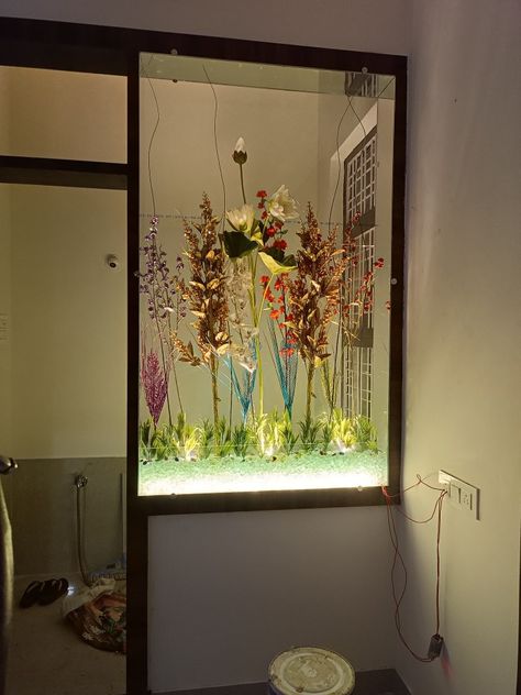 Flower box ��🍂🥀 Aquarium Wall Partition, Fish Tank Modern, Room With Aquarium, Aquarium Living Room, Hall Unit, Room Aquarium, Hall Partition, Aquarium Room, Wall Niche Ideas