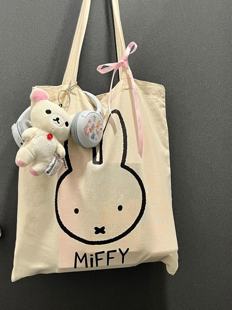 Black Backpack With Pins, Miffy Backpack, Bag With Pins Aesthetic, Backpack With Pins, College Fits, Pink Girly Things, Pretty Bags, Rilakkuma, Essential Bag