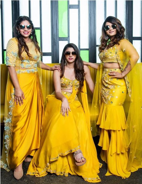 Haldi Pose, Mehendi Photoshoot, Haldi Poses For Bride, Haldi Dress Ideas, Haldi Poses, Haldi Photoshoot, Lehenga Bollywood, शादी की तस्वीरें, Haldi Ceremony Outfit