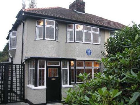 'Mendips', John Lennon's childhood home. <3 1930s Porch, Jhon Lennon, Liverpool History, British Architecture, Liverpool Home, Liverpool England, Classic Rock And Roll, Childhood Home, The Fab Four