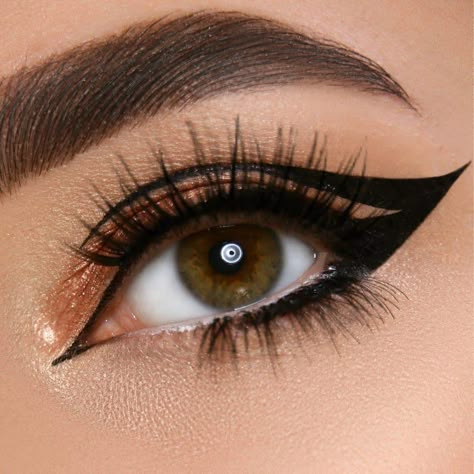 Easy Winged Eyeliner Our winged eyeliner stamp is waterproof, vegan, cruelty-free makeup, and SO STRONG! Featuring a wing stamp on one side and a felt tip waterproof eyeliner on the other, this guarantees an easy winged eyeliner every time. Sure to be your new favourite with its highly-pigmented, long-lasting power. SULFATE-FREE PARABEN-FREE ALCOHOL-FREE SILICONE-FREE HYPOALLERGENIC It is an easy way to do winged eyeliner for beginners and great makeup for experts for their graphic eyeliner look Makeup Looks With Black Eyeliner, Liner Styles, Different Eyeliner, Eyeliner Black, Hawks Eye Makeup, Black Eyeliner Looks Edgy, Inner Corner Eyeliner, Cool Eyeliner, Cat Eye Eyeliner Tutorial