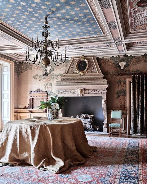 Decorated with Renaissance art, this Neoclassical Italian villa is steeped in history. Step back in time with us in the new ELLE Decoration… Italian Fireplace, Italian Living Room, Classic Style Interior, European Living Room, Dining Room Design Modern, Modern Style Design, Elle Decoration, Italian Villa, European Antiques