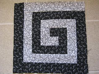 spiral log cabin Log Cabin Quilting, Log Cabin Quilt Pattern, Log Cabin Quilt Blocks, Black And White Quilts, Cabin Quilt, Log Cabin Quilts, Log Cabin Quilt, Quilt Block Tutorial, Quilting Patterns