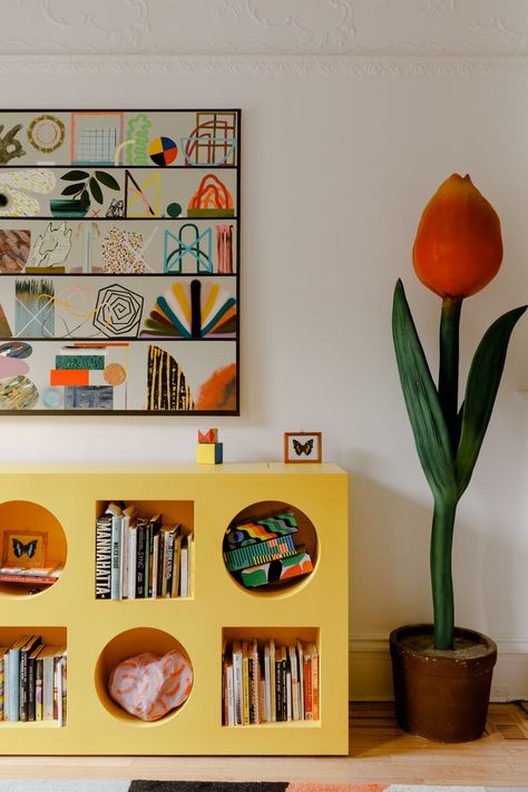 Bathroom With Artwork, Postmodern Decor, Funky Interior Design, Funky Room, Minimalist Maximalist, Dusen Dusen, Brooklyn Brownstone, Picture Frame Molding, Funky Decor