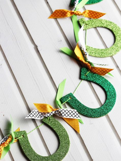 Make this DIY using wooden horseshoe cutouts, a little craft paint and a *lot* of glitter. Diy St Patricks Day Decor, Kentucky Derby Party Ideas Decoration, St Patricks Decorations, Fete Saint Patrick, Derby Ideas, St Patricks Crafts, St Patrick's Day Decorations, Kentucky Derby Party, Saint Patties