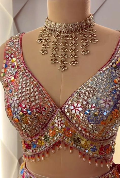 Broad V Neck Blouse Designs, Slvless Blouse Design, Indian Blouse Designs Latest, Sabhya Sachi Blouse Designs, Sabyasachi Blouses, Sabyasachi Blouse Designs, Lengha Designs, Blouse Designs For Lehenga, Sabyasachi Blouse