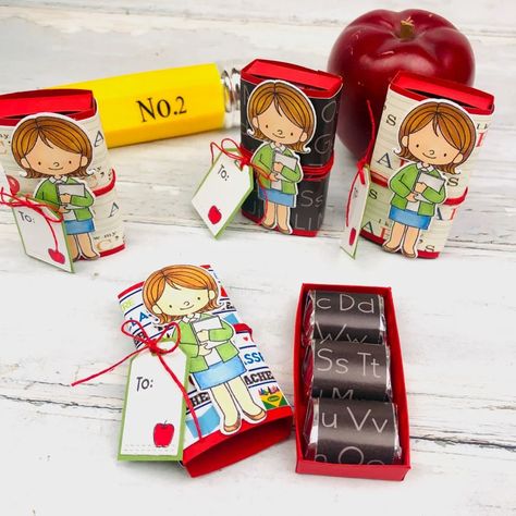 These teacher themed boxed chocolates make a fun gift for your teaching staff or your favorite teacher. The box holds 3 Hershey Nuggets wrapped in themed paper. Great stocking stuffer idea! A Picket Fence Life #teacher #teachergift Nugget Candy, Hershey Nugget, Personalised Scrapbook, Travel Album, Calendar Gifts, School Teacher Gifts, Crafty Gifts, Favorite Teacher, Mini Photo