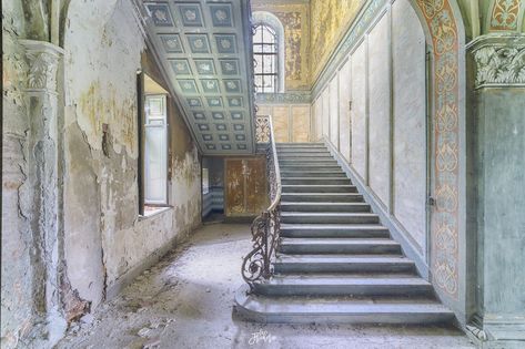 https://flic.kr/p/G2uQX6 | Abandoned staircase Art Deco Arquitectura, Classic Staircase, Desert Dunes, Entry Stairs, Villas In Italy, Urban Exploring, Stair Landing, Glass Brick, Abandoned Mansions