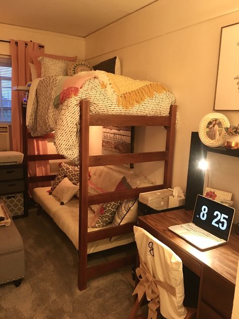 Bunk Bed Dorm Room Ideas, Georgia College And State University, Dorm Things, College Dorm Bathroom, Dorm Room Setup, Dorm Room Layouts, College Dorm Room Inspiration, Dream Dorm Room, Cozy Dorm Room