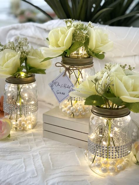 Rustic Country Wedding Table Centerpieces, Mason Jars With Fairy Lights Centerpiece, Backyard Centerpiece Ideas, Cute Centerpiece Ideas, Simple Table Settings Wedding, Pearls Wedding Decor, Jar Table Centerpieces, Mason Jar Table Centerpieces, Retirement Centerpiece Ideas