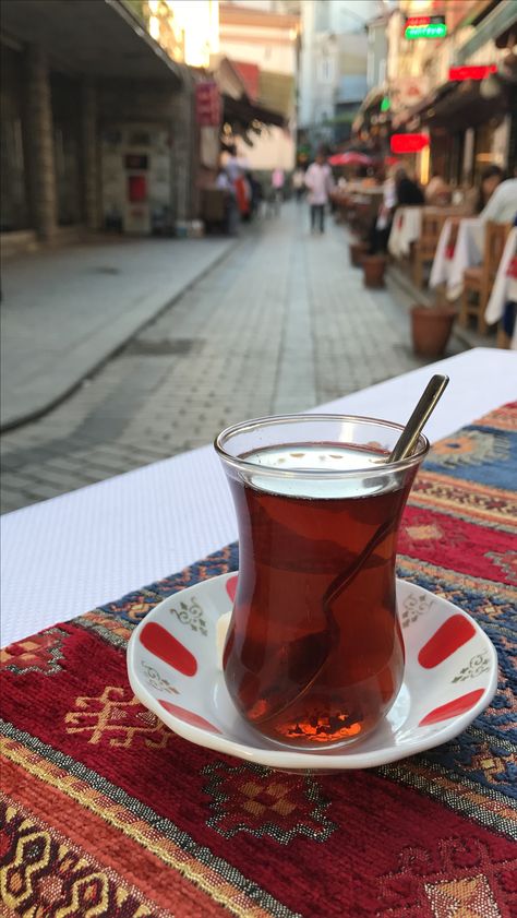 Turkish Tea Turkish Tea Aesthetic, Turkish Chai, Turkish Apple Tea, Omlet Recipes, Middle East Culture, Gas Mask Art, Clemence Poesy, Vintage Crockery, Apple Tea