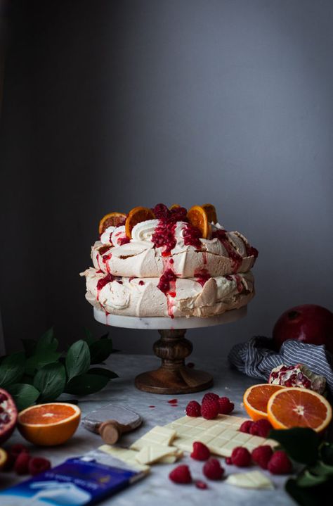 White Chocolate, Raspberry & Pomegranate Pavlova Pudding Without Cornstarch, Lindt White Chocolate, White Chocolate Raspberry, God Mat, Fancy Desserts, Köstliche Desserts, Chocolate Raspberry, Chocolate Pudding, Decadent Desserts