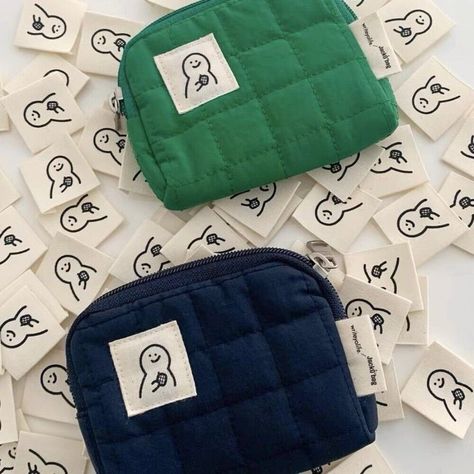 Bag Organization Ideas, Packing Aesthetic, Pouch Aesthetic, Bean Bag Design, Sew Wallet, Cute Stationary School Supplies, Pouch Design, Makeup Storage Bag, Sewing Easy Diy