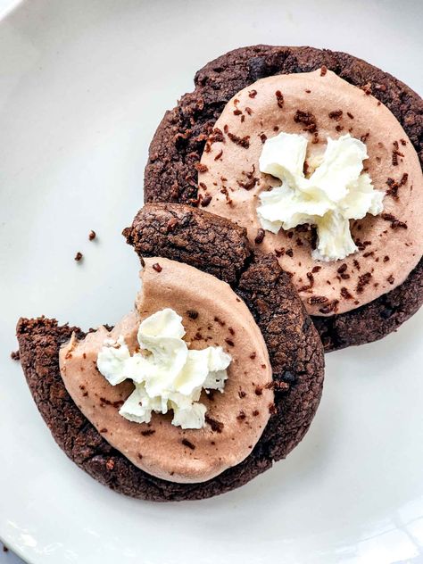 Dive into the luxurious world of French Silk Pie Cookies. Marrying the velvety texture of a classic French Silk Pie with a yummy cookie. Easy French Silk Pie, Pepper Cookies Recipe, Pie Cookies Recipe, French Silk Pie, Silk Pie, Gooey Chocolate Chip Cookies, Pie Cookies, Cookie Spread, French Silk