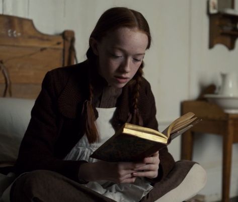 Terrence Loves You, Amybeth Mcnulty, Anne With An E, Anne Shirley, Book Icons, Poses References, Woman Reading, Reading A Book, Girl Reading