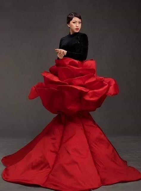 Drag Gown, Avangard Fashion, Fashion Show Themes, Red Carpet Dress, Fashion Collection Inspiration, Carpet Dress, Funny Dresses, Runway Fashion Couture, Fashion Design Patterns