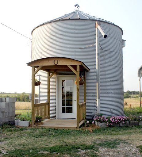 Bin House, Grain Bin House, Grain Bins, Interesting Houses, Sustainable House, Silo House, Grain Silo, Cottage Bed, Unusual Homes