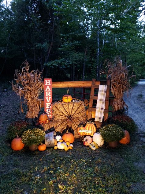 Fall decor End Of Driveway Fall Decor, Fall Gate Decorating Ideas, Fall Decor Driveway Entrance, Fall Porch And Yard Decor, Fall Landscape Decor, Driveway Fall Decor Ideas, Large Fall Displays Outdoor, Fall Farm Decor Outside, Fall Gate Decor