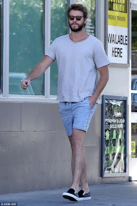 Liam Hemsworth wearing Vans Multicolor Slip-on Pro Slip On Outfit Men, Vans Slip On Outfit Men, Vans Slip On Outfit, Physique Men, Slip On Outfit, Celebrity Style Men, Josh Taylor, Ultra Casual, Hemsworth Brothers