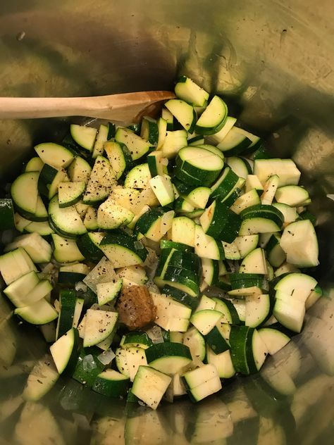 Zucchini Pasta Sauce, Zucchini Pasta Recipes, Green Zucchini, How To Cook Zucchini, Making Pasta, Zucchini Pasta, Pasta Sauce Recipes, Specialty Foods, Seasonal Recipes