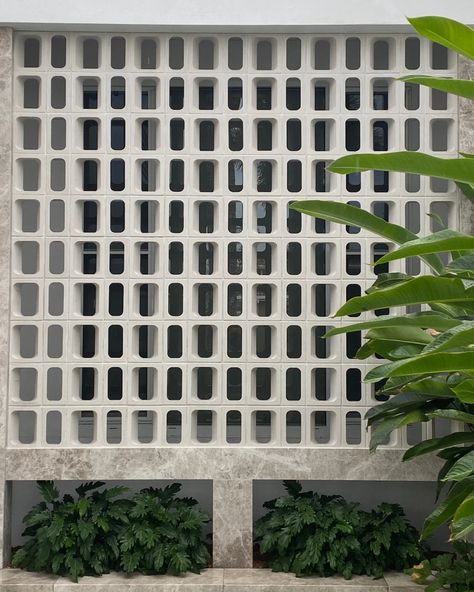 TOMFEREDAY – Omni Block Jali Facade, Ventilation Block, Breeze Block Wall, Screen Block, Concrete Block Walls, Garden Wall Designs, Apartments Exterior, Breeze Blocks, University Architecture