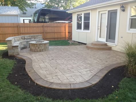 EXACTLY what I want! Concrete patio with fire pit and sitting wall... Fireside Seating, Idaho Garden, Backyard Pavers, Stamped Concrete Patio Designs, Patio With Fire Pit, Sitting Wall, Paver Fire Pit, Paver Ideas, Pavers Design