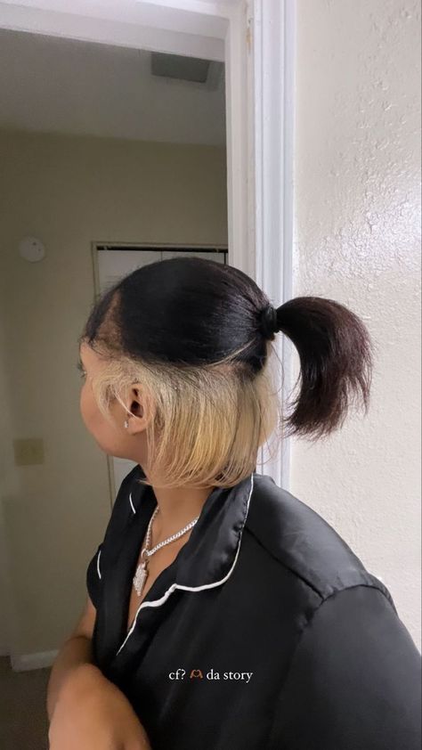 Dyed Hair Blonde And Black, Black Hair With Blonde Peekaboos Short, Puffy Locs, Pelo Color Vino, Pressed Natural Hair, Silk Press Natural Hair, Short Hair Black, Quick Natural Hair Styles, Short Straight Hair