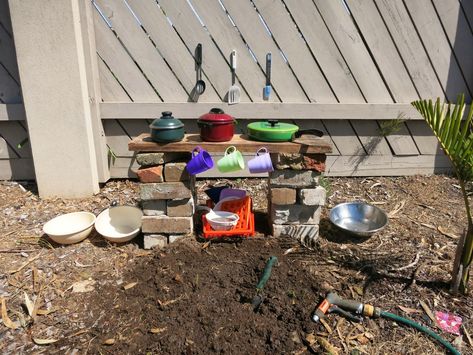 Learn with Play at Home: Make your own simple backyard Mud Kitchen Mud Kitchen Ideas, Mud Kitchen For Kids, Simple Backyard, Outdoor Play Space, Outdoor Play Spaces, Kids Mud, Diy Mud Kitchen, Outdoor Play Areas, Kids Outdoor Play