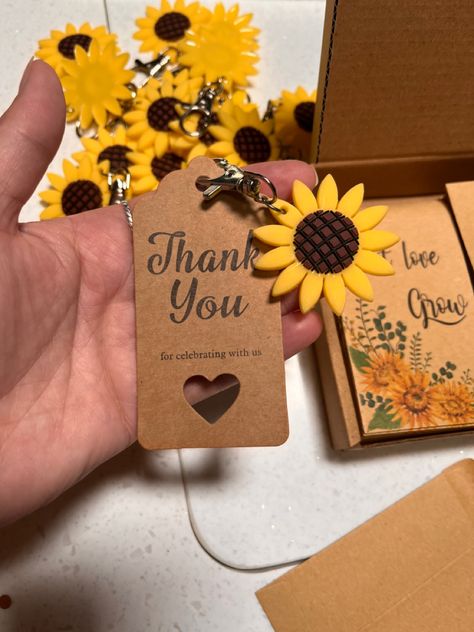 Sunflower Theme Party Favors, Wedding Sunflower Decorations, Sunflower Theme Baby Shower Ideas, Sunflower Engagement Party, Sunflower Graduation Party, Sunflower Baby Shower Ideas, 60th Birthday Theme, Wedding Planner Checklist, Baby Shower Souvenirs