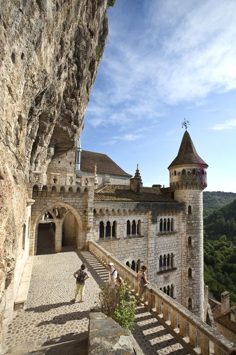 Accroché à une falaise du Haut-Quercy, Rocamadour est à la fois sanctuaire catholique, cité médiévale et  point de départ de randonnées dans la vallée de l'Alzou. #rocamadour #perigord #plusbeauvillage #lot #occitanie #centre #sud #france #patrimoine #patrimoinefrancais #detoursenfrance #visitfrance #midipyrenees #quercy #occitanietourisme #occitaniemylove Rocamadour France, Luxury Destinations, Chateau France, Disneyland Park, Beaux Villages, Le Lot, City Aesthetic, France Travel, Luxury Travel