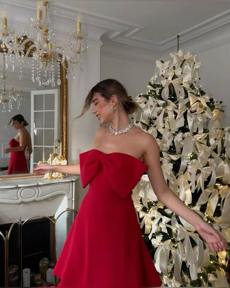 Christmas Photoshoot Ideas Outfit, Christmas Outfit Red Dress, Birthday Outfit December, Christmas Posing Ideas, Holiday Dresses Christmas Parties, Christmas Pictures Instagram, Christmas Elegant Outfit, Christmas Branding Photoshoot, Christmas Party Outfit Ideas For Women