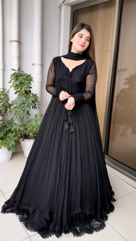 Long Anarkali Gown, Long Frock Designs, Anarkali Dress Pattern, Pakistani Fancy Dresses, Beautiful Pakistani Dresses, Fancy Dresses Long, Women's Outfits, Fashion Guide, Simple Pakistani Dresses