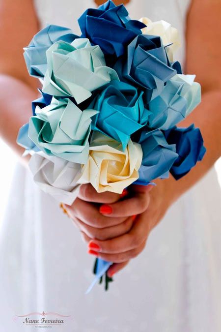 ramo de novia diy con origami y rosas de papel Rainbow Photography, Paper Bouquet, Wedding Crafts Diy, Paper Hat, Paper Flower Bouquet, Diy Origami, Paper Art Craft, Origami Flowers, Paper Stars