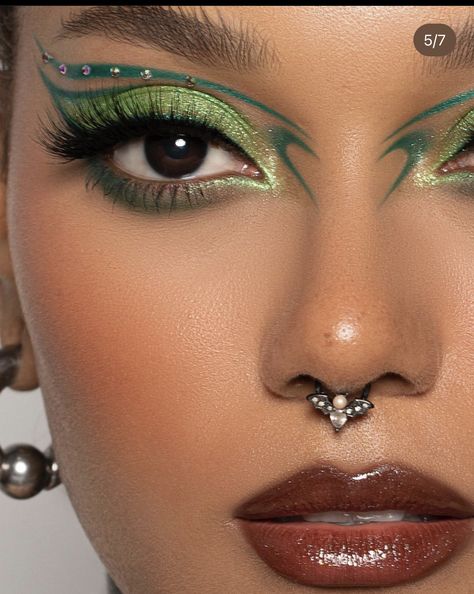 Alien Eyes Makeup, Deep Green Makeup, Wicked Makeup Ideas, Snake Eye Makeup Look, Venus Mcflytrap Makeup, Green White Makeup, Dragon Makeup Look Easy, Wicked Eye Makeup, Elphaba Inspired Makeup