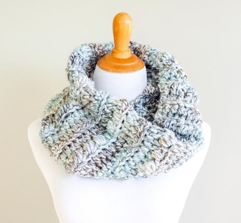 This crochet project was inspired by the Lion Brand Wool-Ease Thick & Quick yarn.This sea glass chunky crochet cowl is easy to work up in a few hours. Bread Spreads, Wool Ease Thick And Quick, Crochet Cowls, Crochet Neck Warmer, Half Double Crochet Stitch, Crochet Cowl Pattern, Lion Brand Wool Ease, Crochet Blanket Pattern, Wire Crochet