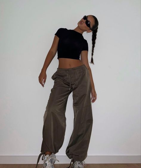 Trendy Khaki Parachute Pants For Streetwear, Spring Khaki Parachute Pants For Streetwear, Brown Parachute Pants Outfit, Pantalon Parachute, Summer Streetwear Parachute Pants, Khaki High-waisted Parachute Pants For Streetwear, Brown Cargo-style Parachute Pants, Parachute Pants Outfit, Cargo Outfit