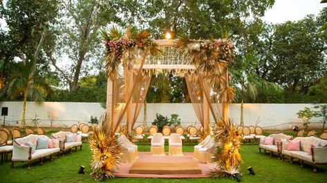 This Boho Mandap We Spotted Is So Pretty For An Intimate Wedding! Simple Mandap, Mandap Wedding, Mandap Design, Haldi Decor, Hindu Wedding Ceremony, Mehendi Decor, Marriage Decoration, Mandap Decor, Desi Wedding Decor