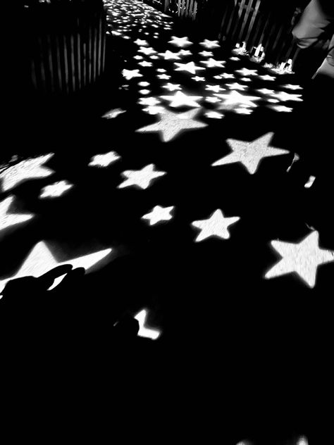 Projection lights of stars black and white Black And White Aesthetic Stars, Stars Dark Aesthetic, Pretty Stars, The Moon Tonight, Star Core, Star Aesthetic, Y2k Background, Photo Star, Starry Lights